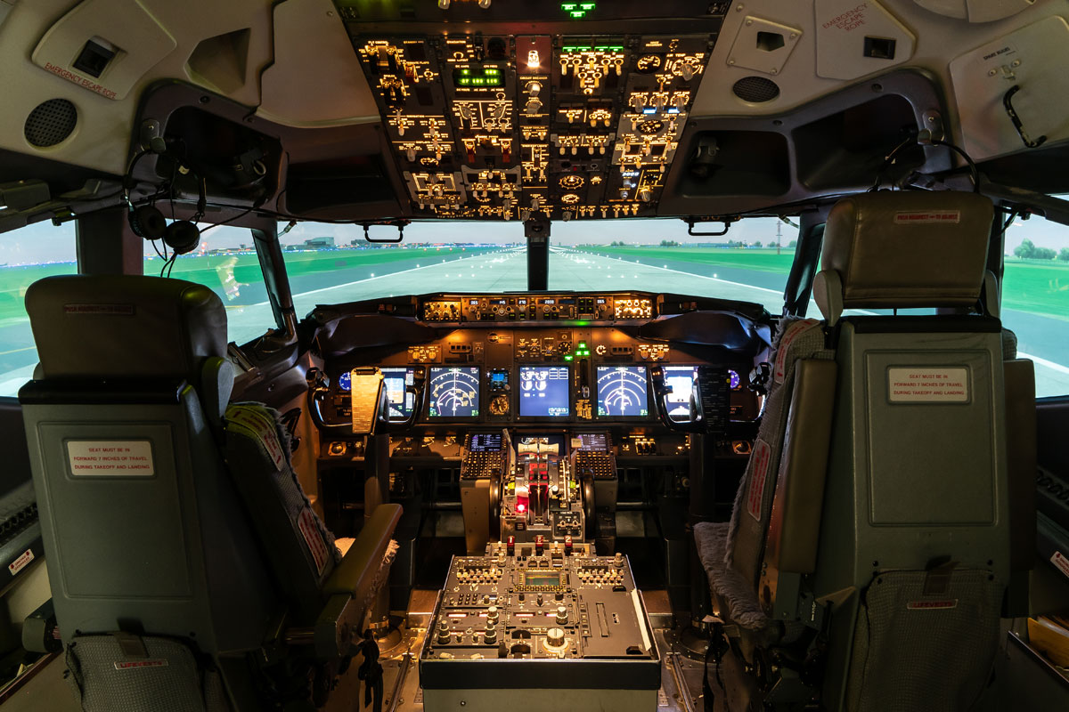 737-cockpit
